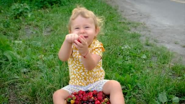 Barnet Äter Olika Bär Trädgården Selektivt Fokus Grabben — Stockvideo