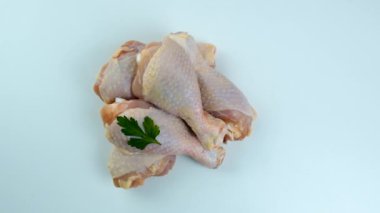 Hafif arka planda tavuk eti. Seçici odaklanma. yiyecek.