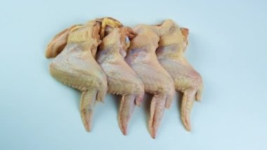 Hafif arka planda tavuk eti. Seçici odaklanma. yiyecek.