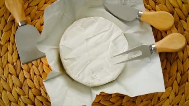 Queso Camembert Mesa Enfoque Selectivo Comida — Vídeos de Stock