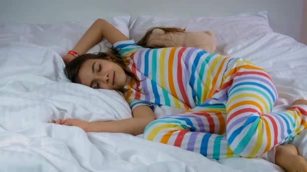 Dziecko Śpi Rano Łóżku Selektywne Skupienie Dzieciaku — Wideo stockowe
