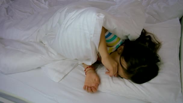 歯の妖精は子供に枕の下にお金をもたらした 選択的集中 キッド — ストック動画