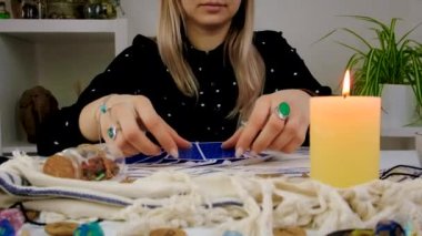 Bir falcı tarot kartlarıyla okur. Seçici odaklanma. Kadın.