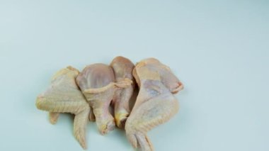 Hafif arka planda tavuk eti. Seçici odaklanma. yiyecek.