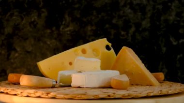 Masada farklı bir peynir var. Seçici odaklanma. Yiyecek..