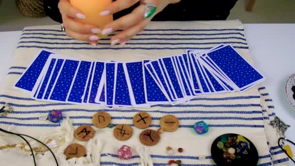 Femeia Ghicitoare Citeşte Cărţi Tarot Concentrare Selectivă Magic — Videoclip de stoc