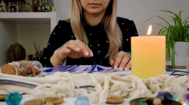 Bir falcı tarot kartlarıyla okur. Seçici odaklanma. Kadın.