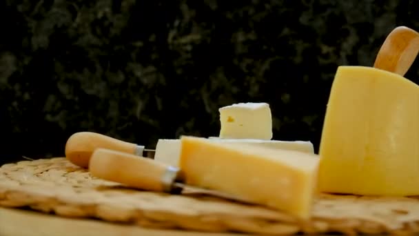 Столе Другой Сыр Выборочный Фокус Еда — стоковое видео