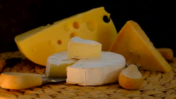 テーブルの上の別のチーズ 選択的フォーカス 食べ物 — ストック動画