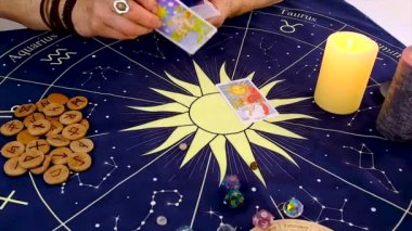 Bir falcı tarot kartlarıyla okur. Seçici odaklanma. Kadın.