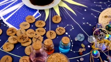 Bir falcı kahve telvesinde fal bakar. Seçici odaklanma. Kadın.