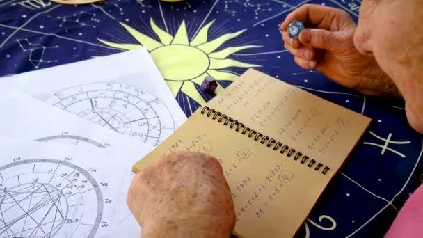 女性占星術師は 自然なチャートを描きます 選択的フォーカス — ストック動画