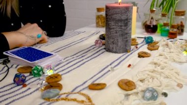 Bir falcı tarot kartlarıyla okur. Seçici odaklanma. Kadın.