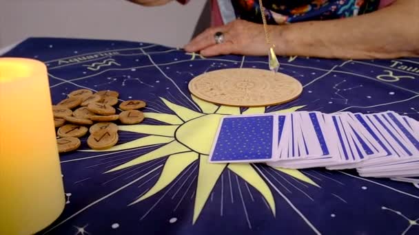 Жінка Ведуча Читає Листівки Таро Вибірковий Фокус Чарівний — стокове відео