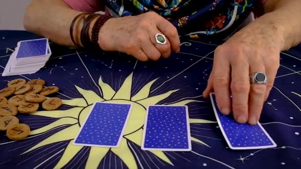 Fortune Teller Woman Reads Tarot Cards Selective Focus Magic — Vídeo de stock