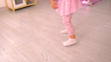 Çocuk odada oyuncaklarla oynuyor. Seçici odaklanma. Çocuk.