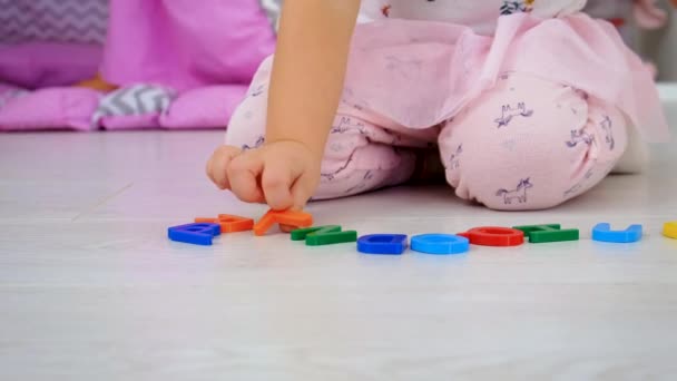 Das Kind Lernt Beim Spielen Zahlen Und Buchstaben Selektiver Fokus — Stockvideo