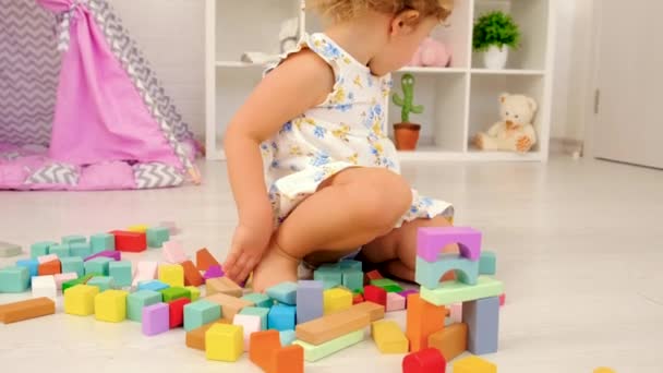 Criança Brinca Sala Das Crianças Com Construtor Madeira Foco Seletivo — Vídeo de Stock