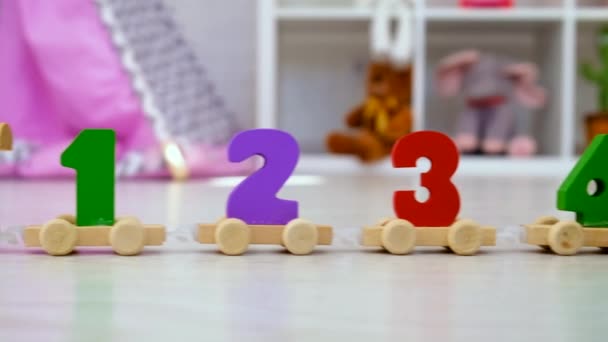 Ein Kind Spielt Mit Einem Zug Aus Zahlen Selektiver Fokus — Stockvideo