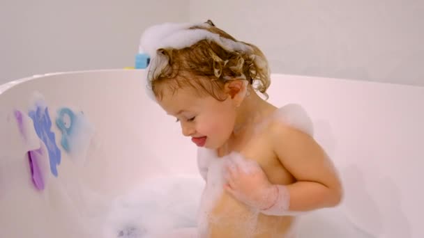 Dítě Koupe Bublinkové Koupeli Selektivní Soustředění Baby — Stock video