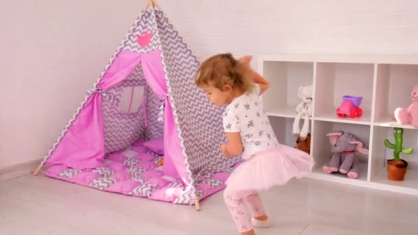 Criança Brinca Com Brinquedos Sala Foco Seletivo Miúdo — Vídeo de Stock