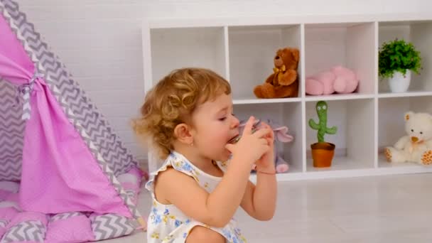 那孩子吃果冻糖 有选择的重点 — 图库视频影像