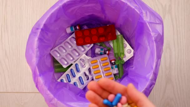 薬の丸薬をゴミ箱に投げ込む — ストック動画