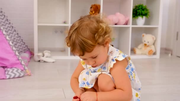 Παιδί Τρώει Καραμέλες Ζελέ Επιλεκτική Εστίαση Παιδί — Αρχείο Βίντεο
