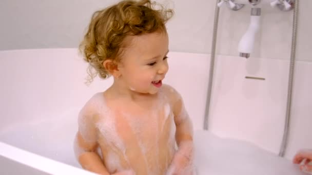 Uma Criança Toma Banho Banho Espuma Foco Seletivo Querida — Vídeo de Stock