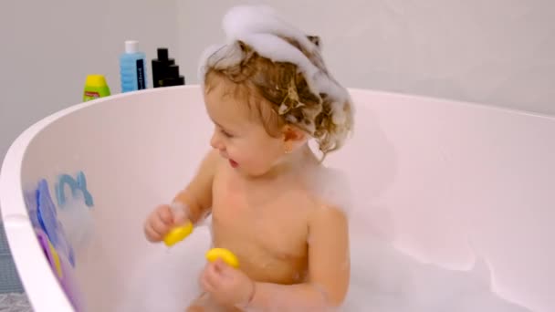 泡風呂で子供風呂 選択的フォーカス 赤ん坊 — ストック動画