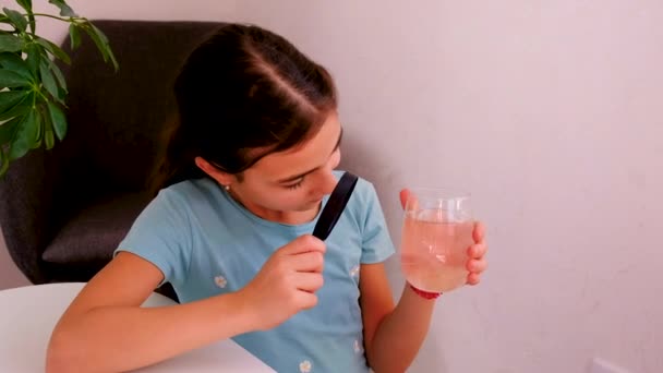 Dziecko Bada Wodę Szkłem Powiększającym Wybiórcze Skupienie Dzieciaku — Wideo stockowe