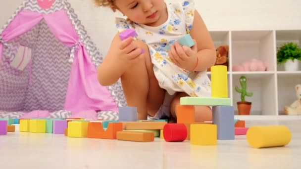 子供は木造の建築家と子供部屋で遊んでいます 選択的フォーカス キッド — ストック動画