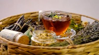 Otlu çay ve şifalı renkler. Seçici odaklanma. İç..