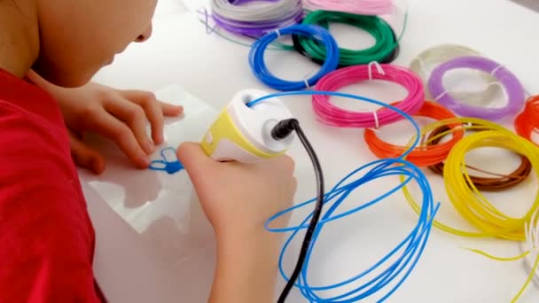 Дитина Малює Ручкою Вибірковий Фокус Хлопчик — стокове відео