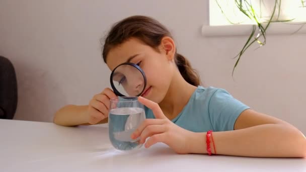Дитина Оглядає Воду Допомогою Збільшувального Скла Вибірковий Фокус Хлопчик — стокове відео