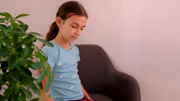 Çocuk Bardaktan Içiyor Seçici Odaklanma Çocuk — Stok video