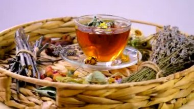 Otlu çay ve şifalı renkler. Seçici odaklanma. İç..