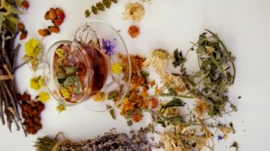 Otlu çay ve şifalı renkler. Seçici odaklanma. İç..