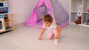 Çocuk odada oyuncaklarla oynuyor. Seçici odaklanma. Çocuk.