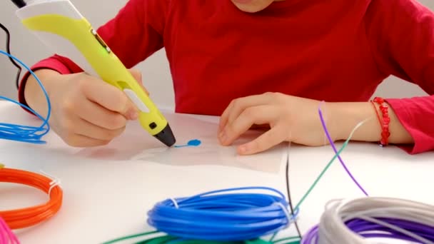Dziecko Rysuje Długopisem Wybiórcze Skupienie Dzieciaku — Wideo stockowe