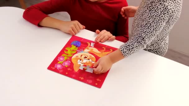 Enfant Prépare Puzzle Concentration Sélective Gamin — Video