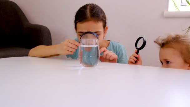 Barnet Undersöker Vattnet Med Ett Förstoringsglas Selektivt Fokus Grabben — Stockvideo