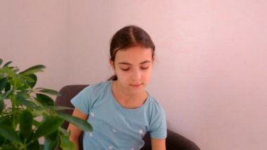 Çocuk bardaktan su içiyor. Seçici odaklanma. Çocuk.