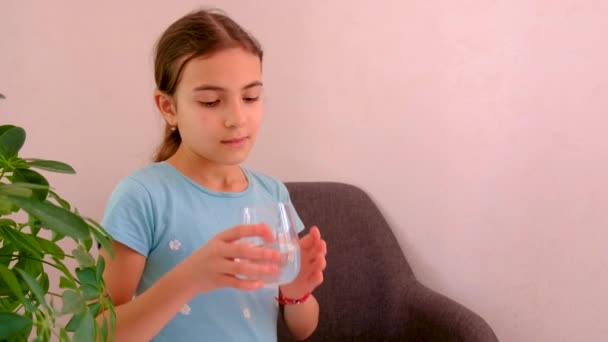 Dziecko Bada Wodę Szkłem Powiększającym Wybiórcze Skupienie Dzieciaku — Wideo stockowe