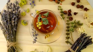Otlu çay ve şifalı renkler. Seçici odaklanma. İç..