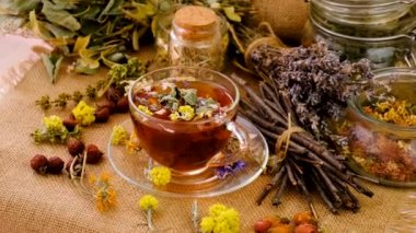 Otlu çay ve şifalı renkler. Seçici odaklanma. İç..