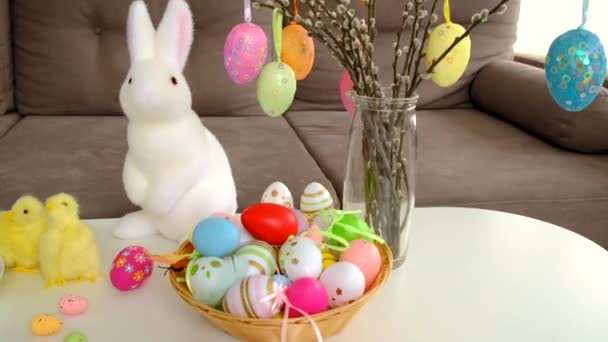 卵と装飾が施されたイースターテーブル 選択的フォーカス 食べ物 — ストック動画