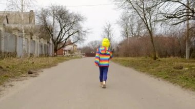 Bir çocuk sokakta koşup oynuyor. Seçici odaklanma. Çocuk.