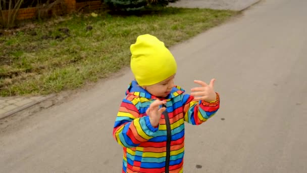 Bambino Corre Gioca Strada Concentrazione Selettiva Ragazzo — Video Stock