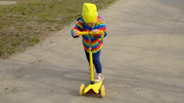Enfant Est Scooter Concentration Sélective Enfant — Video